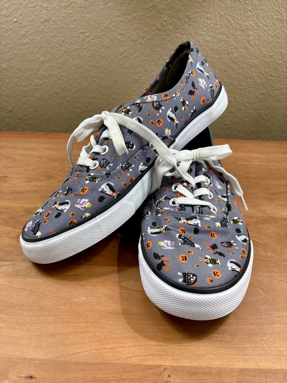 Isaac Mizrahi Halloween Gray Puppy Dog Doggos Lace Up Sneakers, Womens Size 9.5